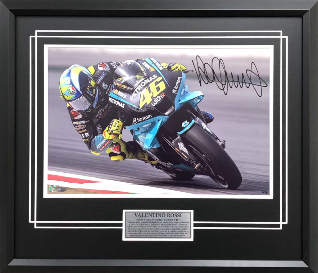 La dedica Valentino Rossi alla consegna la R1 in livrea replica MotoGp al vincitore dell'asta